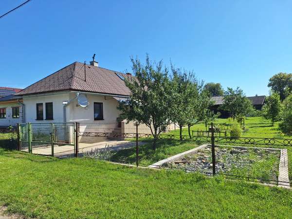 Predaj domu s pekným rovinatým pozemkom v obci Plaveč.