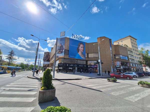 Prenájom lukratívneho obchodného priestoru 400 m2, Hlavná ul. absolútne centrum KE.
