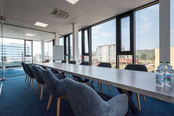 Exkluzívne, klimatizované priestory, 122 m2 /obchod, administratíva, služby/ v modernej budove.